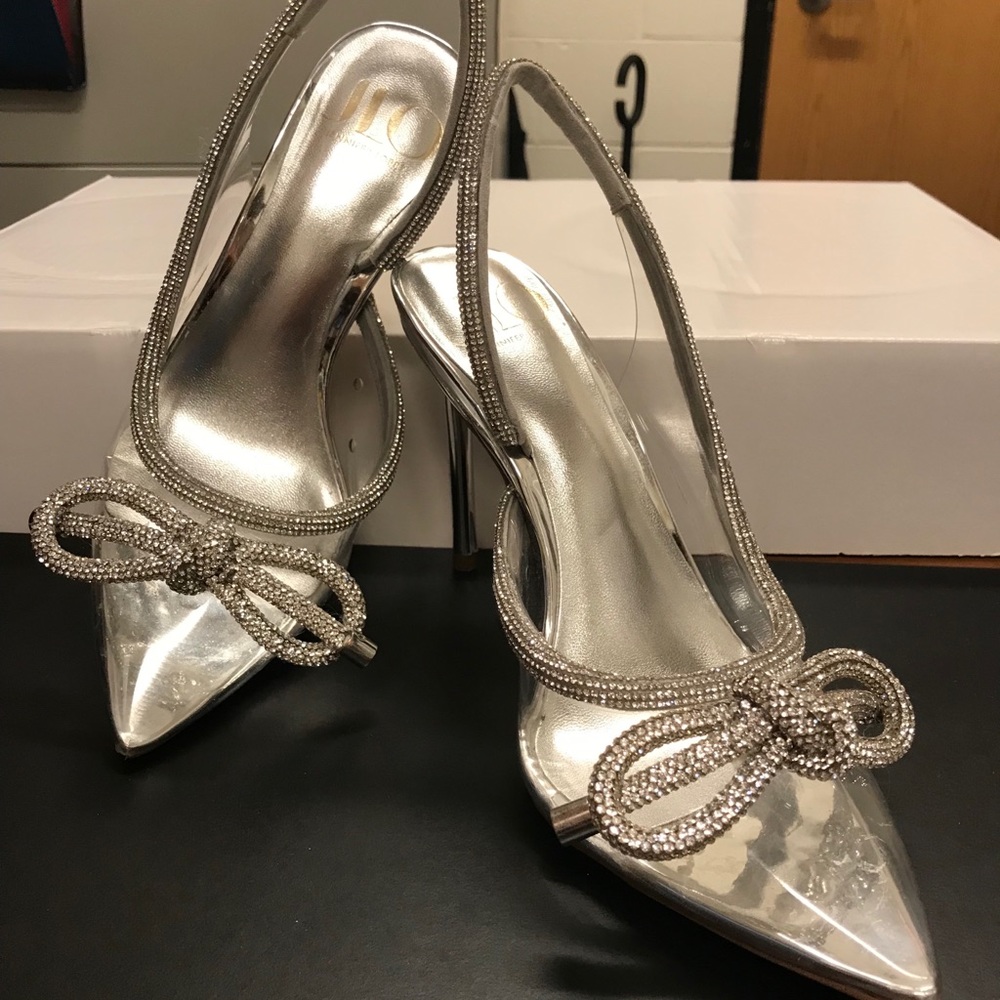 Clear lucite dress shoe with rhinestone size 6
